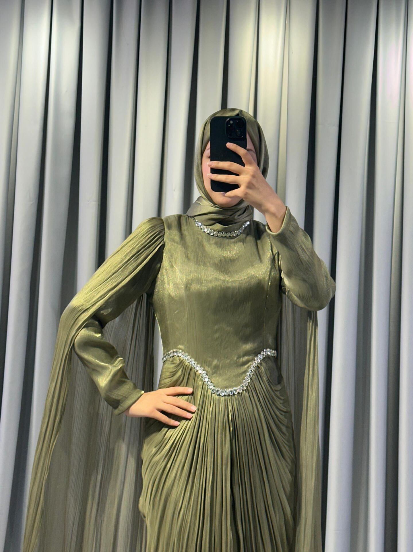 Uzun pelerin kollu, taş detaylı kemerli ve pileli  Yeşil  Tesettür Abiye elbisedir. 44