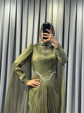 Uzun pelerin kollu, taş detaylı kemerli ve pileli  Yeşil  Tesettür Abiye elbisedir. 44