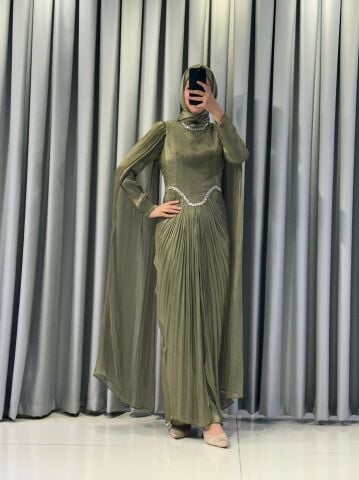 Uzun pelerin kollu, taş detaylı kemerli ve pileli  Yeşil  Tesettür Abiye elbisedir. 44