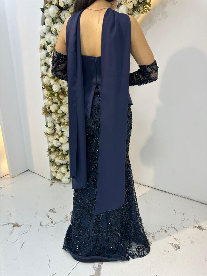 Saten dokulu, straplez kesim Vücudu saran ve aşağıya doğru hafifçe genişleyen balık model, tamamen payet işlemeli parıltılı Lacivert  Abiye 38