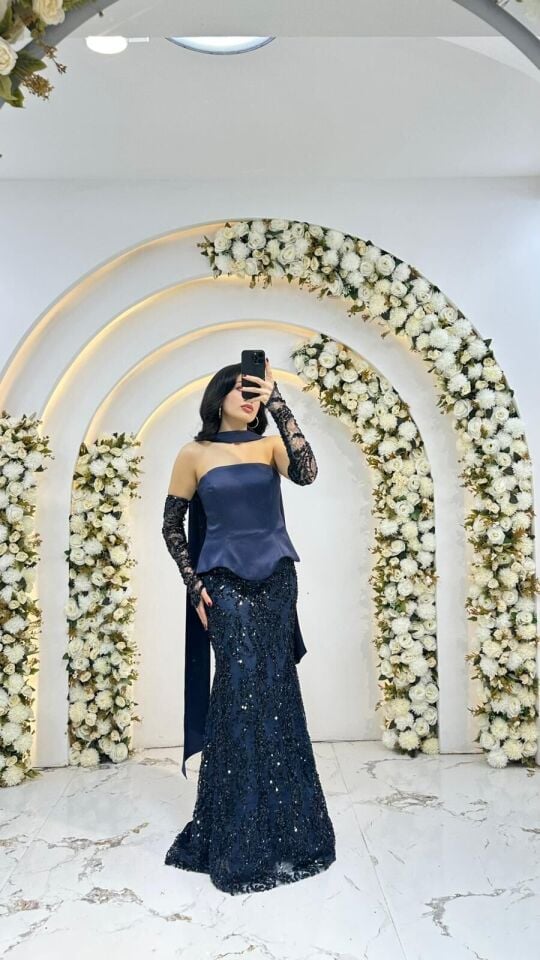 Saten dokulu, straplez kesim Vücudu saran ve aşağıya doğru hafifçe genişleyen balık model, tamamen payet işlemeli parıltılı Lacivert  Abiye(Kopya) 42