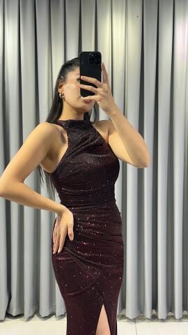 Halter yaka vücuda oturan yandan derin yırtmaçlı hafif parlak simli kumaş Bordo Abiye elbise 42
