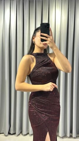Halter yaka vücuda oturan yandan derin yırtmaçlı hafif parlak simli kumaş Bordo Abiye elbise 42