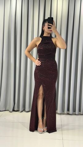 Halter yaka vücuda oturan yandan derin yırtmaçlı hafif parlak simli kumaş Bordo Abiye elbise 42