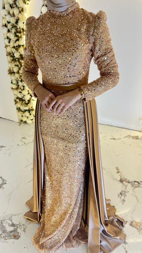 Vücuda oturan balık formunda, komple payet işlemeli Bel kısmından başlayan ve yanlara doğru dökülen zarif saten pelerin Gold Tesettür Abiye 42