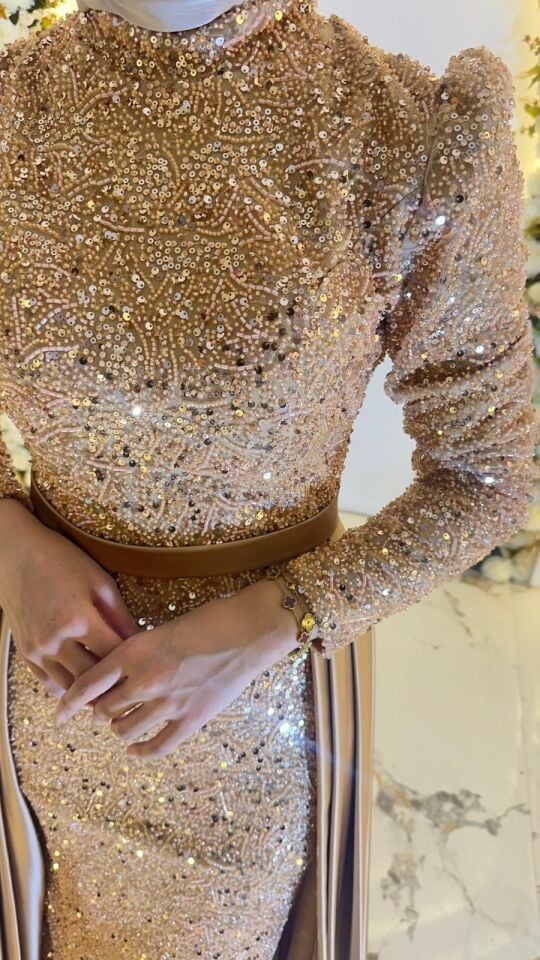 Vücuda oturan balık formunda, komple payet işlemeli Bel kısmından başlayan ve yanlara doğru dökülen zarif saten pelerin Gold Tesettür Abiye 42