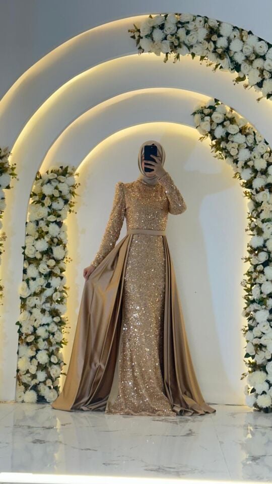 Vücuda oturan balık formunda, komple payet işlemeli Bel kısmından başlayan ve yanlara doğru dökülen zarif saten pelerin Gold Tesettür Abiye 42