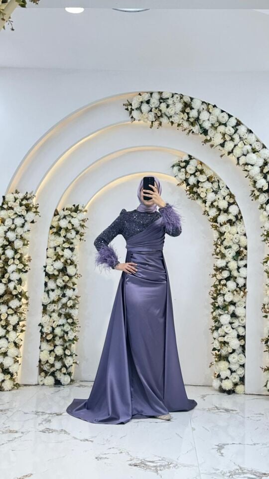 Gövde kısmında ışığı yansıtan saten kumaş, üst kısmında ise parıltılı pul payet bilek kısmı yoğun tül Belden aşağıya doğru dökümlü inen, kalça kısmında zarif Parlement Mavisi Balık Tesettür Abiye 42