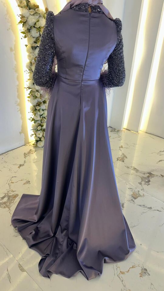 Gövde kısmında ışığı yansıtan saten kumaş, üst kısmında ise parıltılı pul payet bilek kısmı yoğun tül Belden aşağıya doğru dökümlü inen, kalça kısmında zarif Parlement Mavisi Balık Tesettür Abiye 42