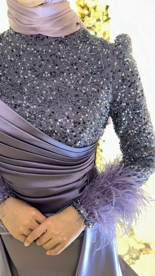 Gövde kısmında ışığı yansıtan saten kumaş, üst kısmında ise parıltılı pul payet bilek kısmı yoğun tül Belden aşağıya doğru dökümlü inen, kalça kısmında zarif Parlement Mavisi Balık Tesettür Abiye 42