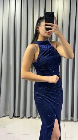 Halter yaka vücuda oturan yandan derin yırtmaçlı hafif parlak simli kumaş Mavi Abiye elbise 42