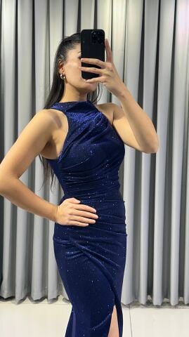 Halter yaka vücuda oturan yandan derin yırtmaçlı hafif parlak simli kumaş Mavi Abiye elbise 42