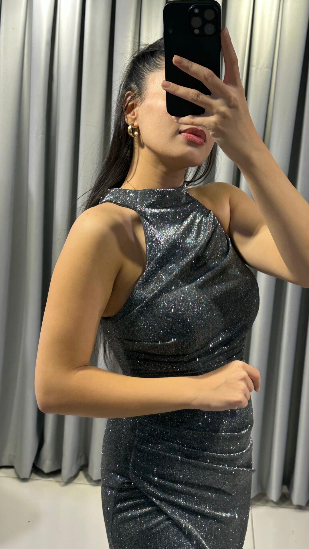 Halter yaka vücuda oturan yandan derin yırtmaçlı hafif parlak simli kumaş  Gri  Abiye elbise 42