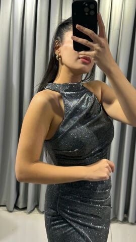 Halter yaka vücuda oturan yandan derin yırtmaçlı hafif parlak simli kumaş  Gri  Abiye elbise 42