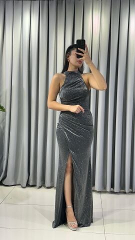 Halter yaka vücuda oturan yandan derin yırtmaçlı hafif parlak simli kumaş  Gri  Abiye elbise 42
