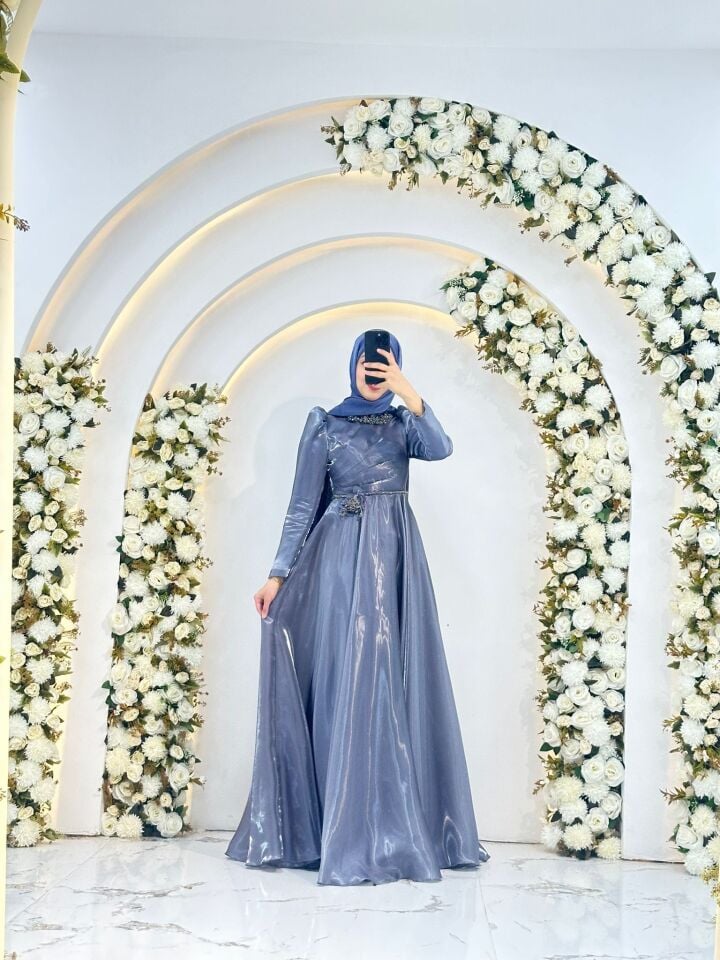 tam boy kesim Omuzlarda hafif kabarık Bel ve yaka kısmında şık taş A-kesim etek Parlak Saten Mavi Tesettür Abiye 44