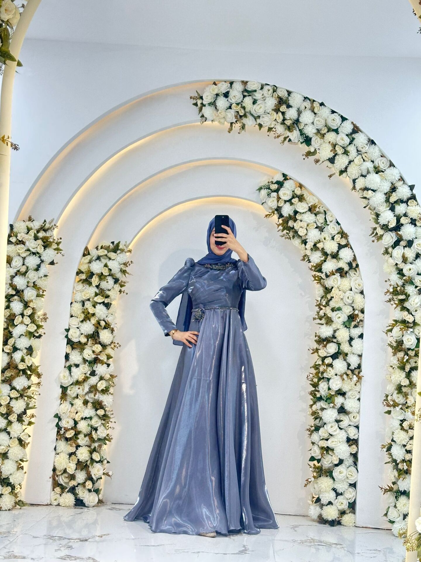 tam boy kesim Omuzlarda hafif kabarık Bel ve yaka kısmında şık taş A-kesim etek Parlak Saten Mavi Tesettür Abiye 44