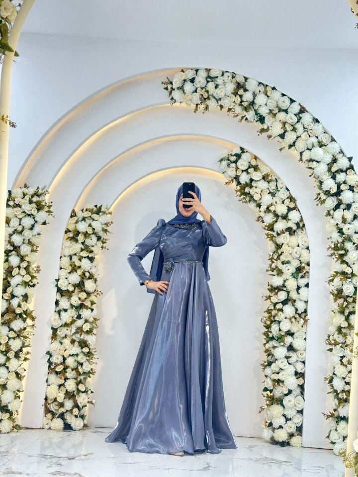 tam boy kesim Omuzlarda hafif kabarık Bel ve yaka kısmında şık taş A-kesim etek Parlak Saten Mavi Tesettür Abiye 44