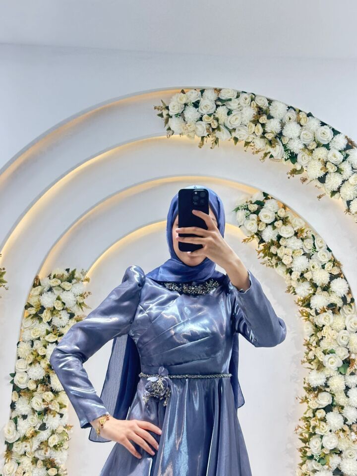 tam boy kesim Omuzlarda hafif kabarık Bel ve yaka kısmında şık taş A-kesim etek Parlak Saten Mavi Tesettür Abiye 44