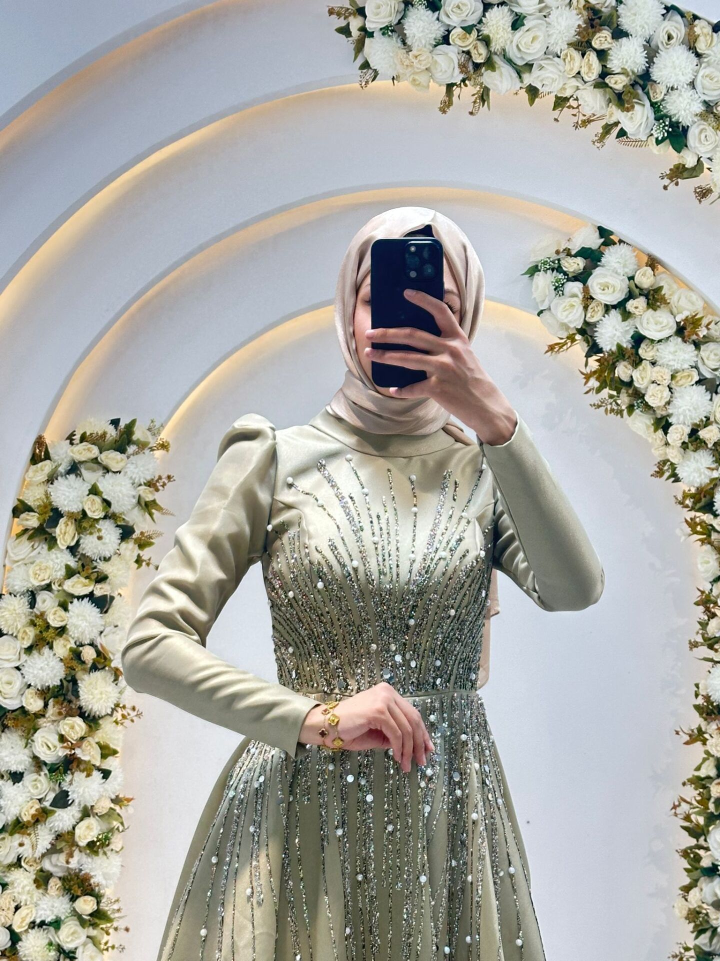 Bel kısmından yukarı ve aşağı doğru yayılan ''ışın'' formunda, göz alıcı payet ve taş işlemeleri mevcuttur Uzun kollu, hakim yakalı ve hafif kabarık Haki Yeşili Tesettür Abiye 44