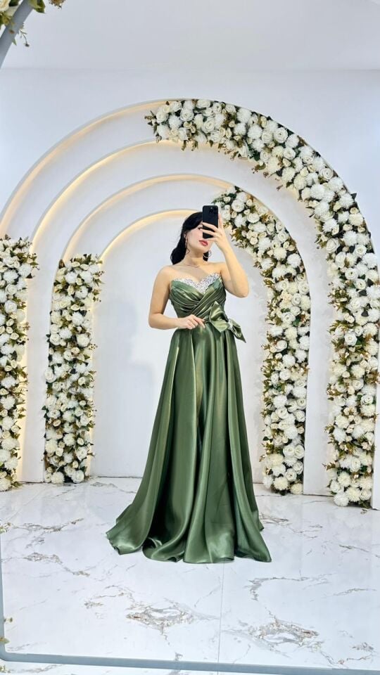 Kalp yaka kesimi üzerinde gümüş rengi taş ve boncuk işlemeleri Bel kısmında büyük, gösterişli bir fiyonk ve taşlı toka detayı mevcuttur A kesim prenses model Yeşil  Abiye 44