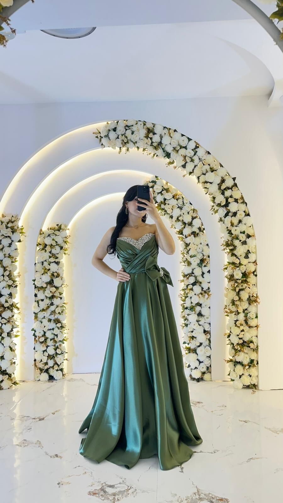 Kalp yaka kesimi üzerinde gümüş rengi taş ve boncuk işlemeleri Bel kısmında büyük, gösterişli bir fiyonk ve taşlı toka detayı mevcuttur A kesim prenses model Yeşil  Abiye 44