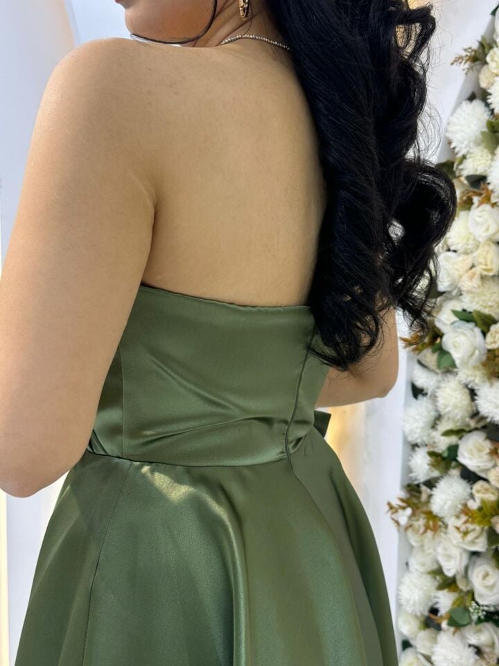 Kalp yaka kesimi üzerinde gümüş rengi taş ve boncuk işlemeleri Bel kısmında büyük, gösterişli bir fiyonk ve taşlı toka detayı mevcuttur A kesim prenses model Yeşil  Abiye 44