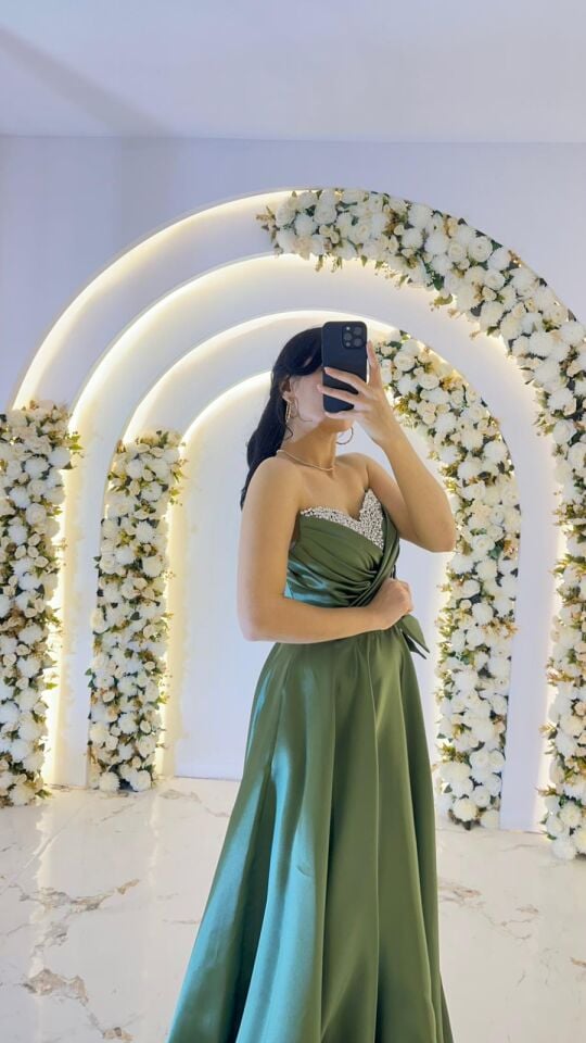 Kalp yaka kesimi üzerinde gümüş rengi taş ve boncuk işlemeleri Bel kısmında büyük, gösterişli bir fiyonk ve taşlı toka detayı mevcuttur A kesim prenses model Yeşil  Abiye 44