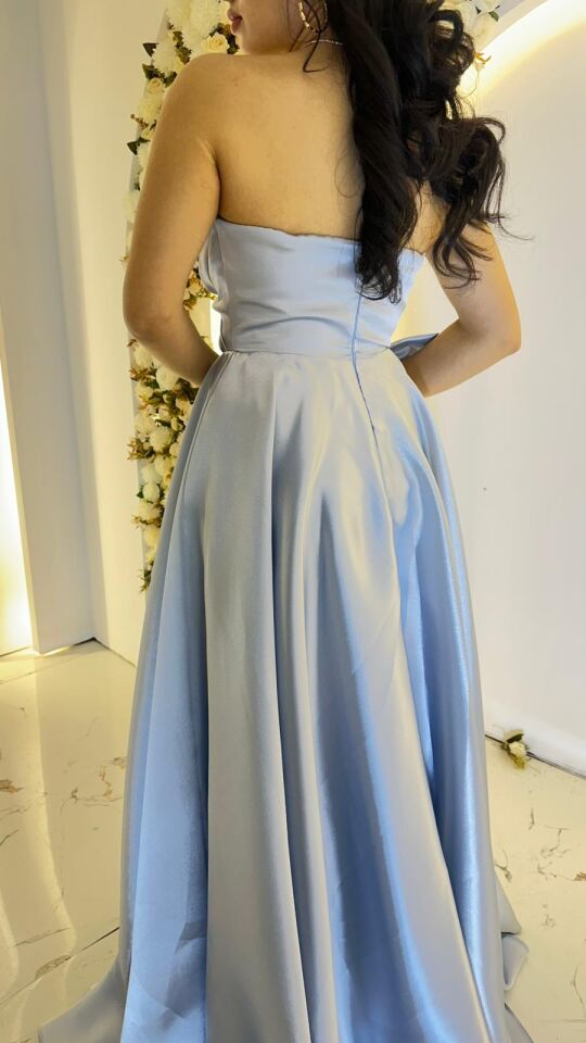 Kalp yaka kesimi üzerinde gümüş rengi taş ve boncuk işlemeleri Bel kısmında büyük, gösterişli bir fiyonk ve taşlı toka detayı mevcuttur A kesim prenses model Buz mavisi  Abiye 38