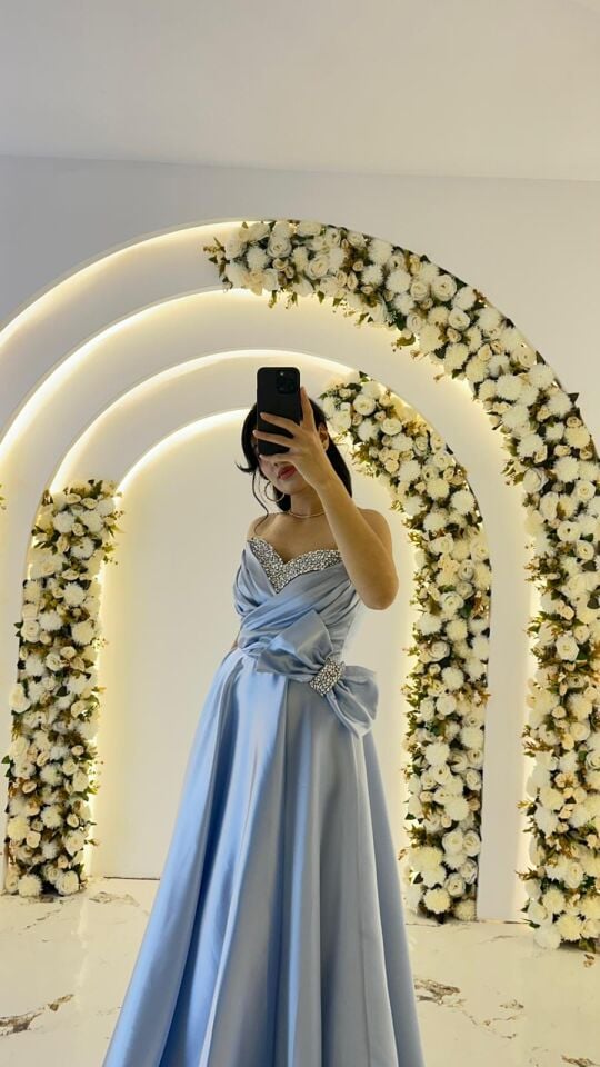 Kalp yaka kesimi üzerinde gümüş rengi taş ve boncuk işlemeleri Bel kısmında büyük, gösterişli bir fiyonk ve taşlı toka detayı mevcuttur A kesim prenses model Buz mavisi  Abiye 44