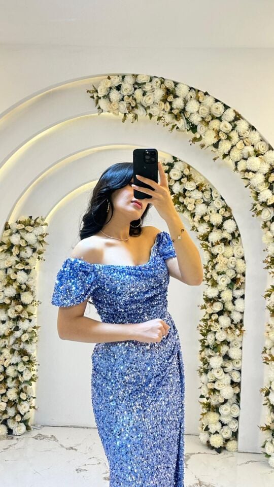 Omuzları açık bırakan zarif madonna yaka kesimine sahiptir Bel bölgesindeki drapeli  hafif yırtmacı Mavi pul payet Abiye 44