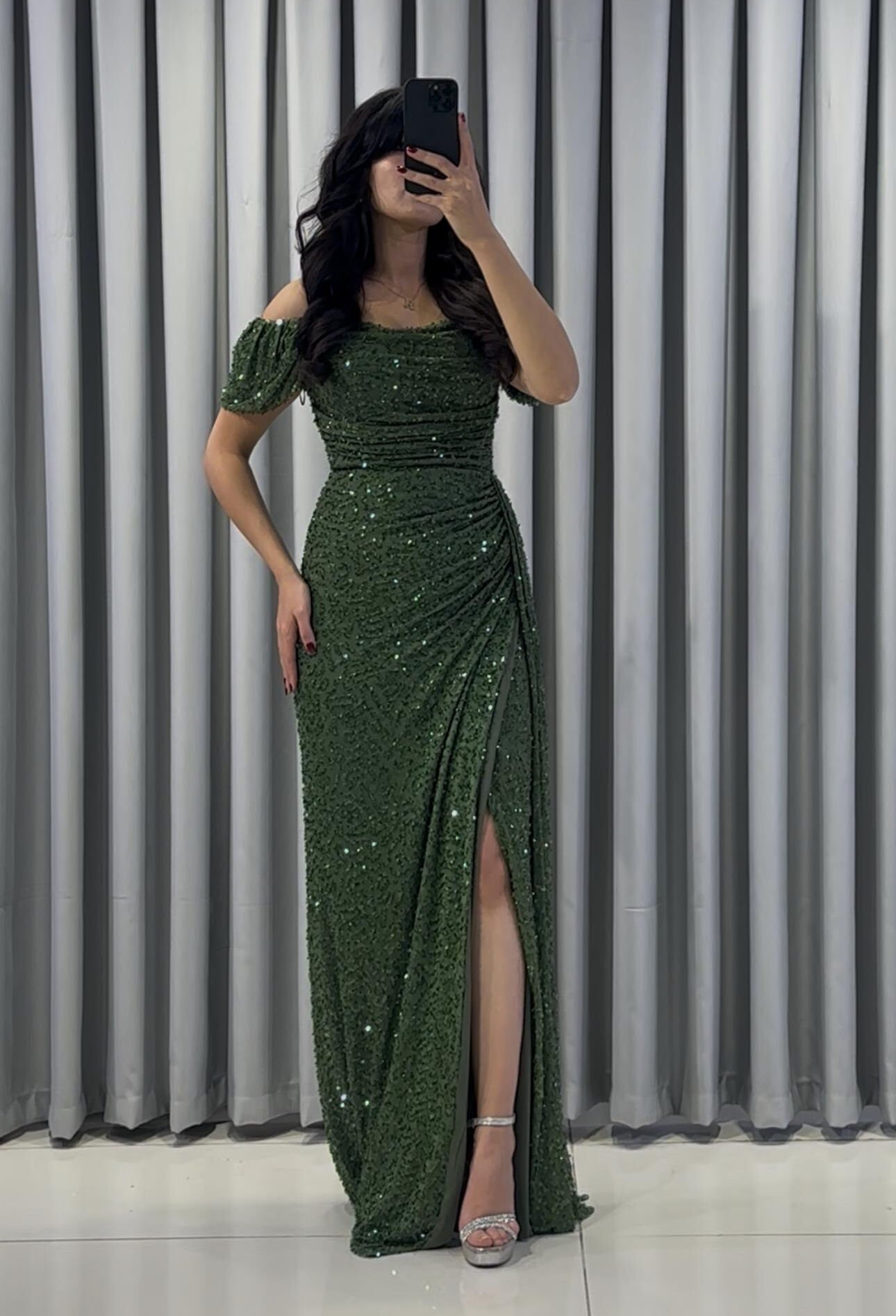 Omuzları açık bırakan zarif madonna yaka kesimine sahiptir Bel bölgesindeki drapeli  hafif yırtmacı Yeşil pul payet Abiye 44