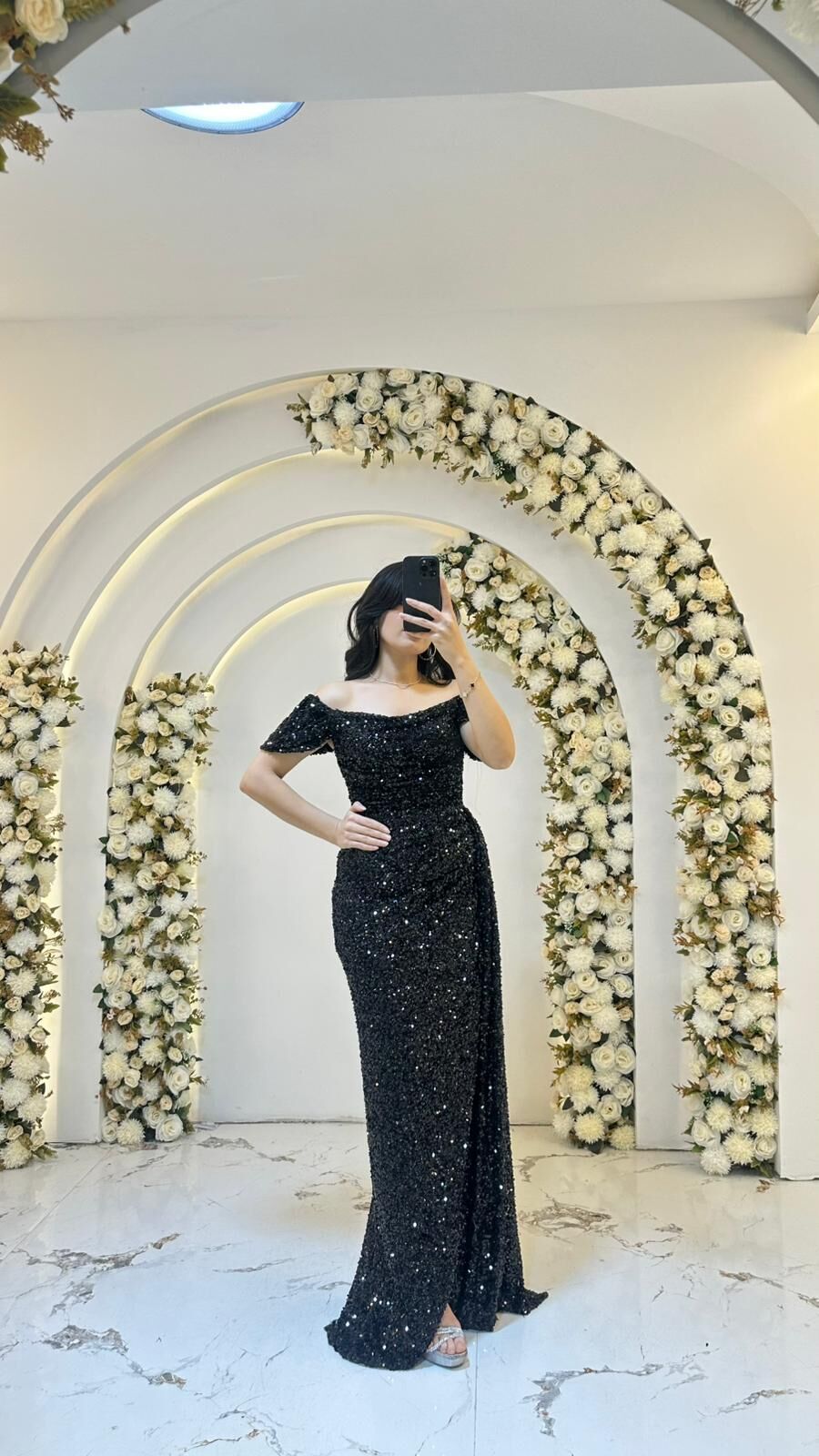 Omuzları açık bırakan zarif madonna yaka kesimine sahiptir Bel bölgesindeki drapeli  hafif yırtmacı  Siyah pul payet Abiye 44