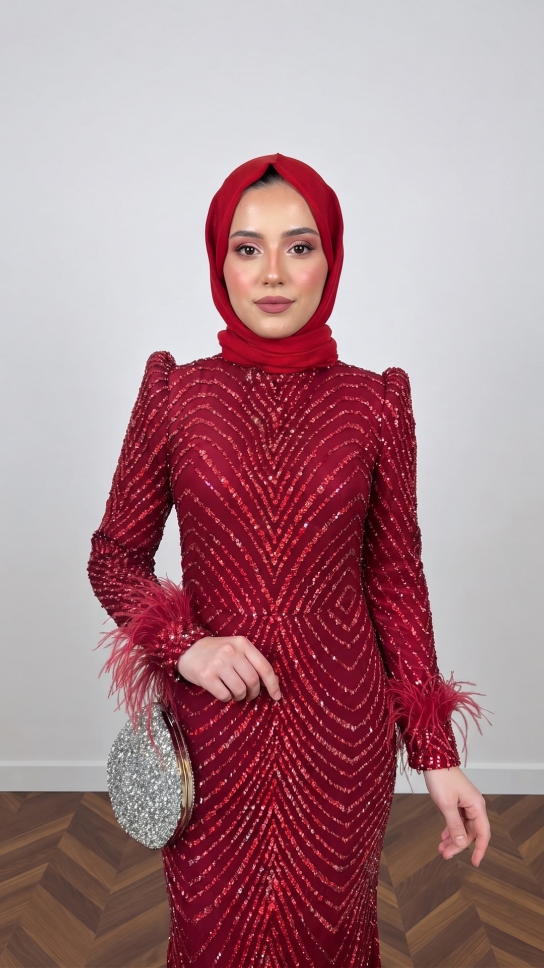 KIRMIZI TAŞ İŞLEMELİ  TÜY  DETAYLI BALIK ABİYE