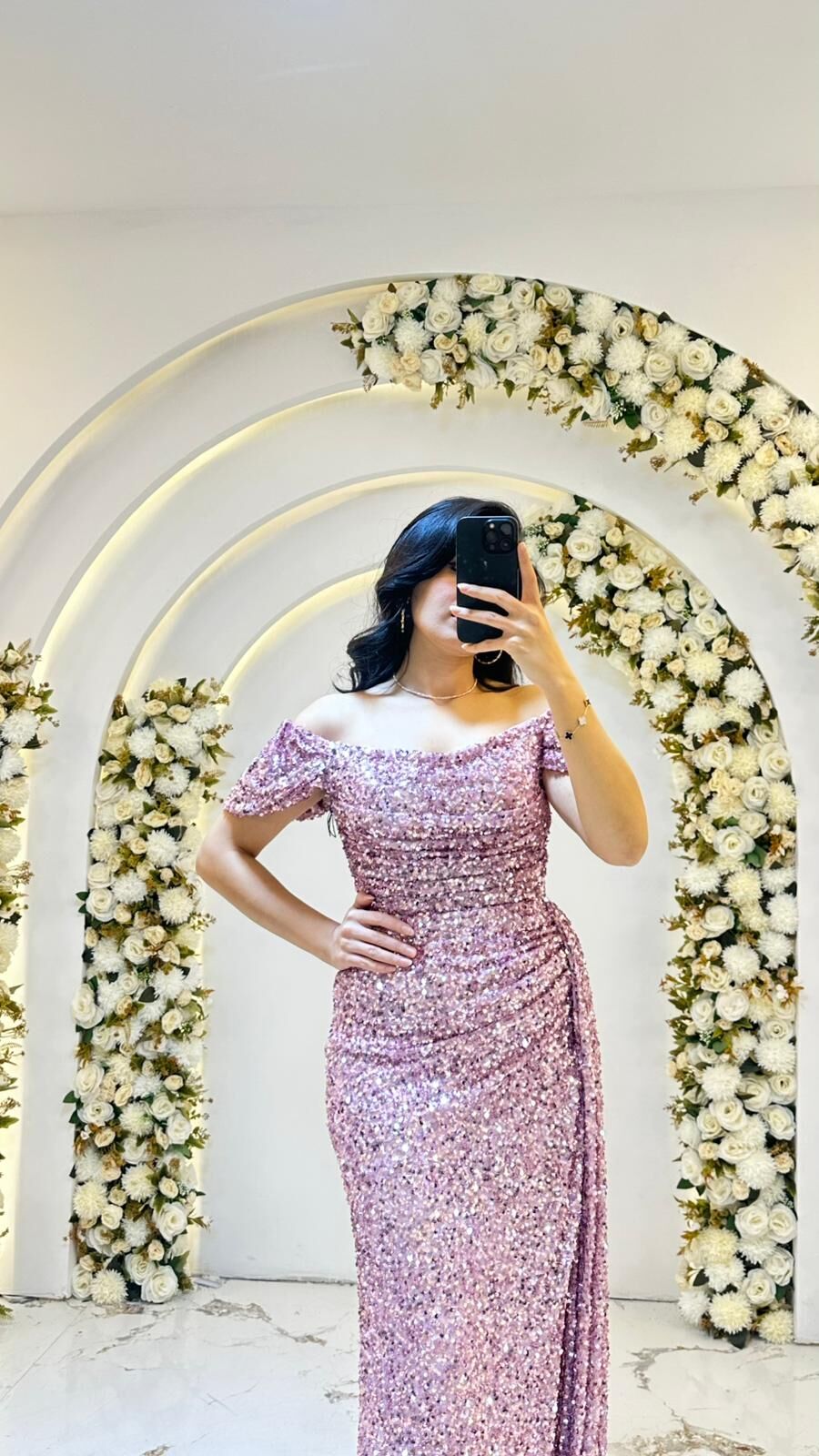 Omuzları açık bırakan zarif madonna yaka kesimine sahiptir Bel bölgesindeki drapeli  hafif yırtmacı  Pembe  pul payet Abiye 44