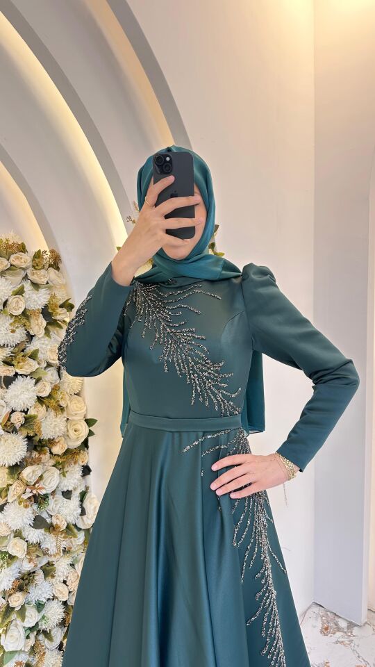 ZÜMRÜT YEŞİLİ SALKIM İŞLEMELİ ABİYE