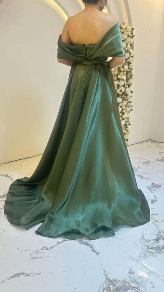 Vücudu saran balık kesim formunda, ışıltılı boncuk ve payet işlemeli Omuzları açıkta bırakan, saten dokulu Işıltılı işlemeli kumaş ile pürüzsüz saten dokulu Yeşil Abiye 44