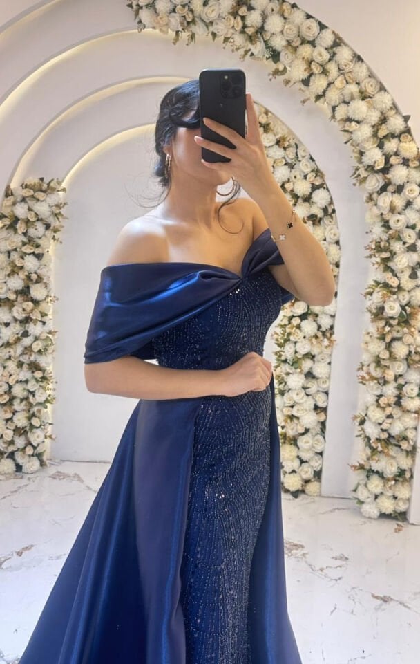 Vücudu saran balık kesim formunda, ışıltılı boncuk ve payet işlemeli Omuzları açıkta bırakan, saten dokulu Işıltılı işlemeli kumaş ile pürüzsüz saten dokulu Lacivert Abiye 44