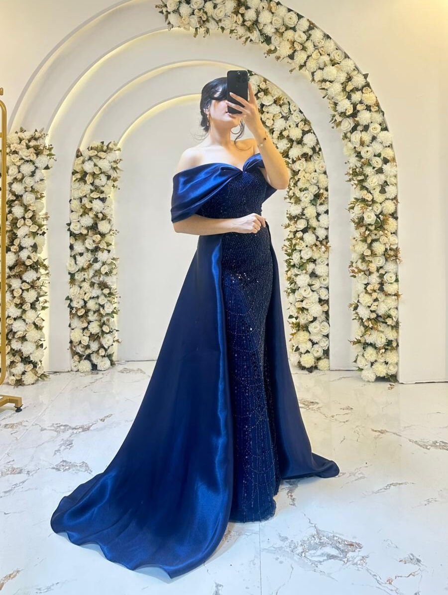 Vücudu saran balık kesim formunda, ışıltılı boncuk ve payet işlemeli Omuzları açıkta bırakan, saten dokulu Işıltılı işlemeli kumaş ile pürüzsüz saten dokulu Lacivert Abiye 44