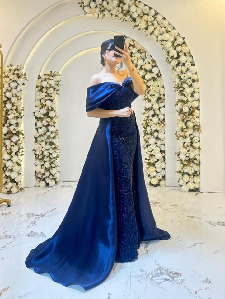 Vücudu saran balık kesim formunda, ışıltılı boncuk ve payet işlemeli Omuzları açıkta bırakan, saten dokulu Işıltılı işlemeli kumaş ile pürüzsüz saten dokulu Lacivert Abiye 44