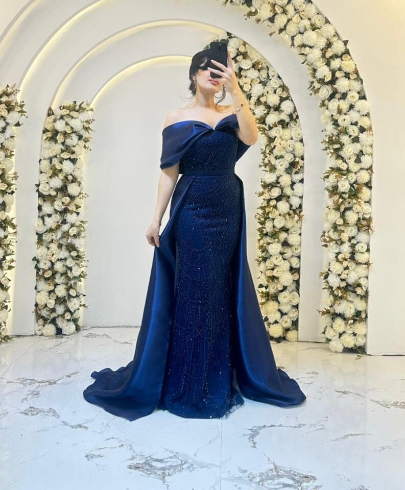 Vücudu saran balık kesim formunda, ışıltılı boncuk ve payet işlemeli Omuzları açıkta bırakan, saten dokulu Işıltılı işlemeli kumaş ile pürüzsüz saten dokulu Lacivert Abiye 44