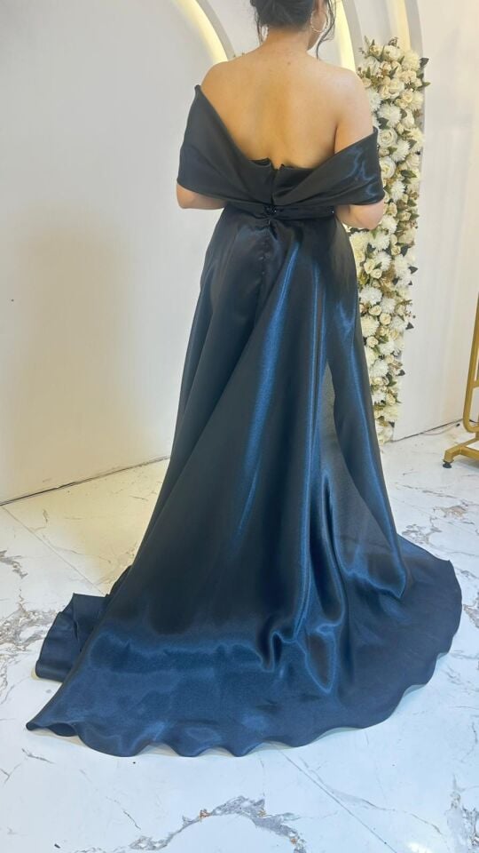 Vücudu saran balık kesim formunda, ışıltılı boncuk ve payet işlemeli Omuzları açıkta bırakan, saten dokulu Işıltılı işlemeli kumaş ile pürüzsüz saten dokulu Lacivert Abiye 44