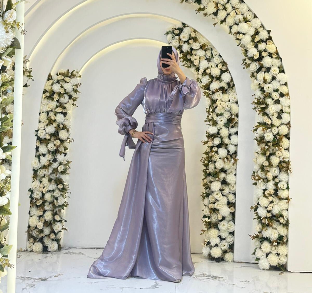 Hakim yaka Işığı yansıtan parlak, akışkan ve dökümlü özel bir kumaştan üretilmiştir LİLA  Abiye Elbise 44