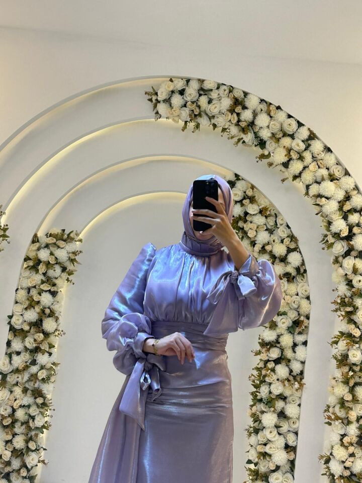 Hakim yaka Işığı yansıtan parlak, akışkan ve dökümlü özel bir kumaştan üretilmiştir LİLA  Abiye Elbise 44