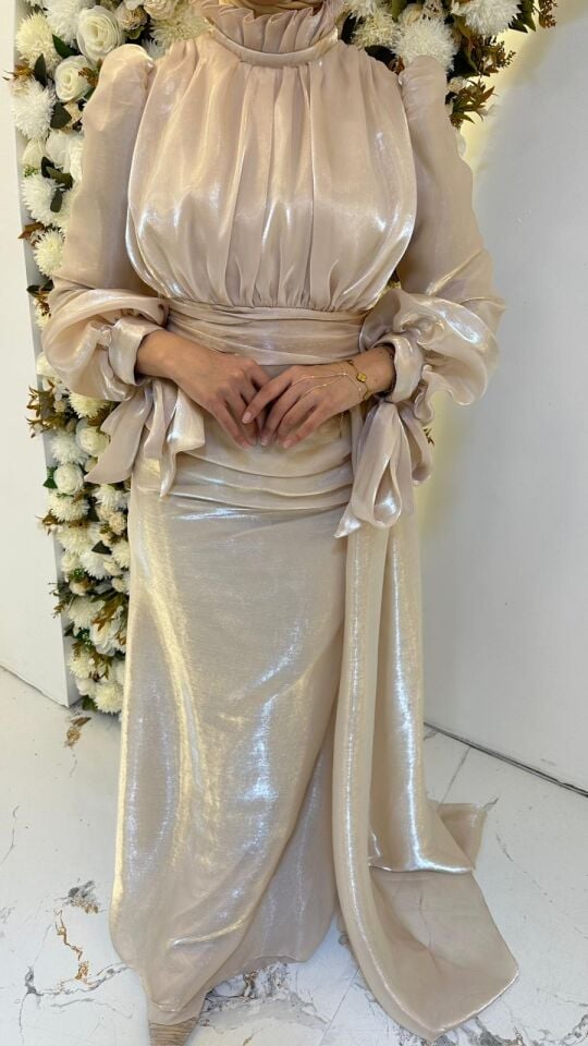 Hakim yaka Işığı yansıtan parlak, akışkan ve dökümlü özel bir kumaştan üretilmiştir Krem  Abiye Elbise 44