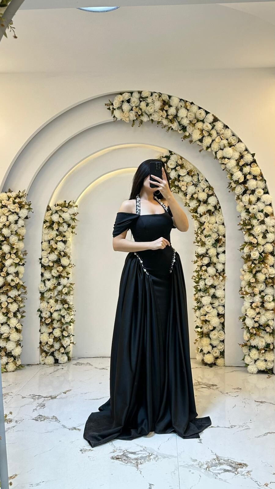 Vücudu saran balık formlu iç kesimin üzerine eklenen, belden dökümlü overskirt parlak taş işlemeleri Siyah Abiye 42