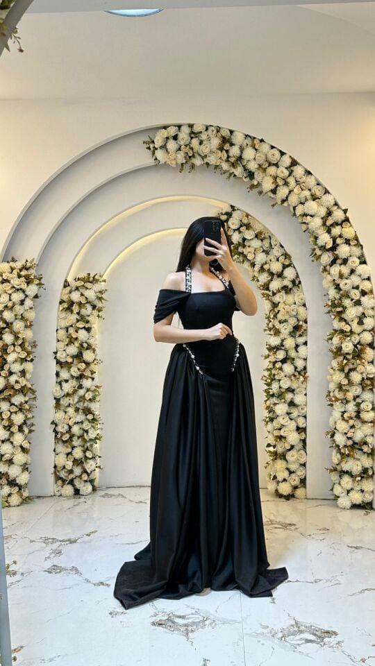 Vücudu saran balık formlu iç kesimin üzerine eklenen, belden dökümlü overskirt parlak taş işlemeleri Siyah Abiye 42