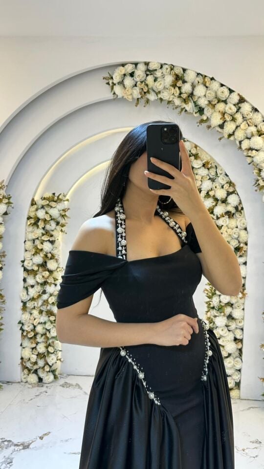 Vücudu saran balık formlu iç kesimin üzerine eklenen, belden dökümlü overskirt parlak taş işlemeleri Siyah Abiye 42