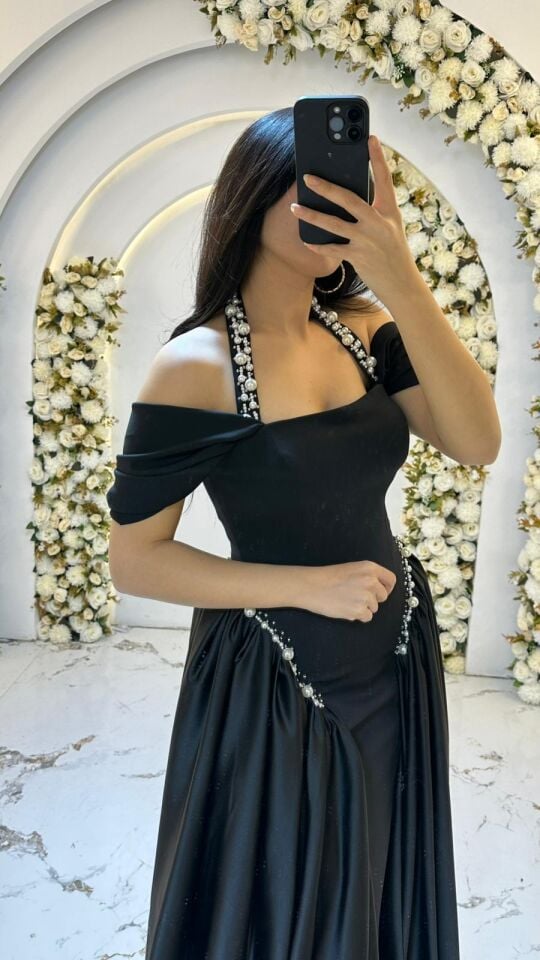 Vücudu saran balık formlu iç kesimin üzerine eklenen, belden dökümlü overskirt parlak taş işlemeleri Siyah Abiye 42