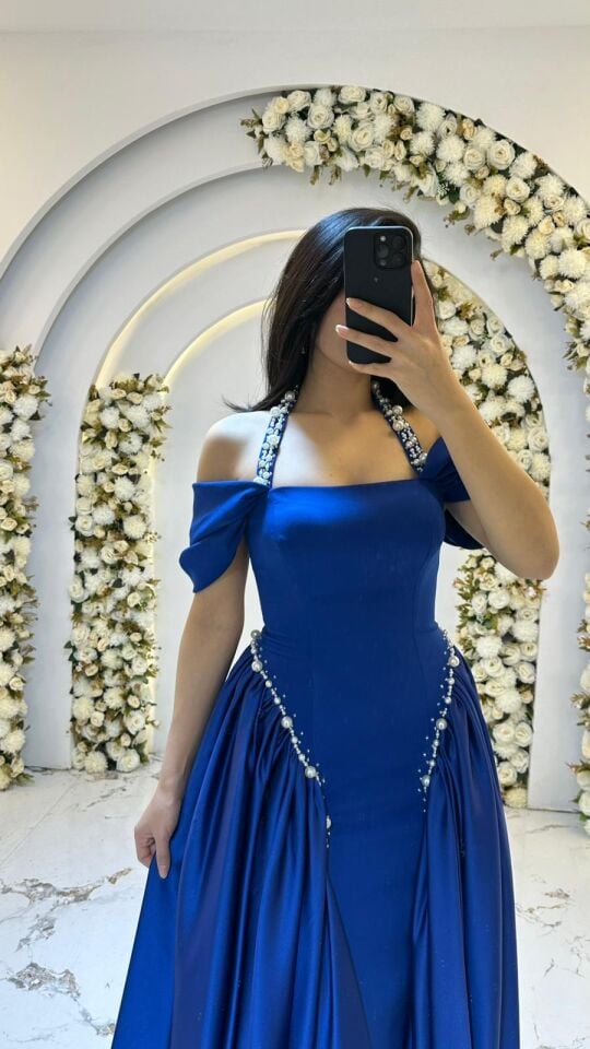 Vücudu saran balık formlu iç kesimin üzerine eklenen, belden dökümlü overskirt parlak taş işlemeleri Gece MavisiAbiye 42